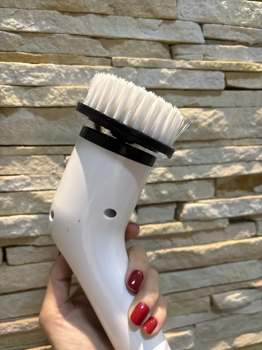 Escova elétrica branca recebida pela cliente